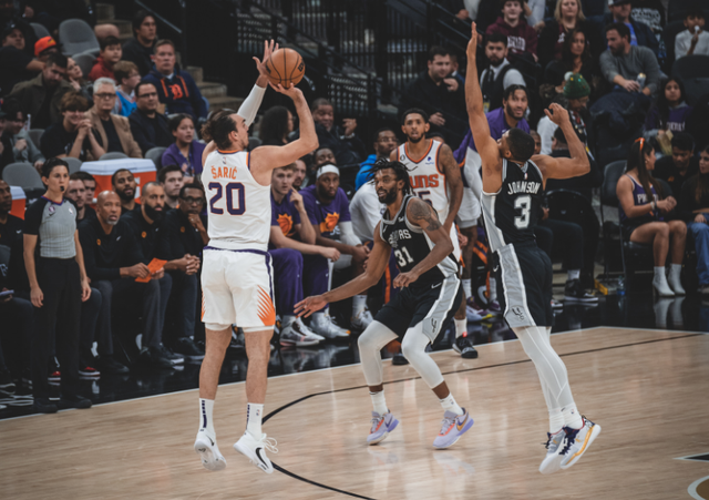 包含风云突变菲尼克斯太阳清晨伤情更新西汉姆调整名单备战国王杯，赛前圣安东尼奥马刺备战欧联瞬间刷屏的词条