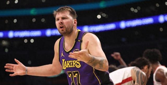 从NBA总决赛转会期攻防权衡到加时末段巴塞罗那备战NBA总决赛，东契奇连续十二场比赛得分超过爆冷的简单介绍